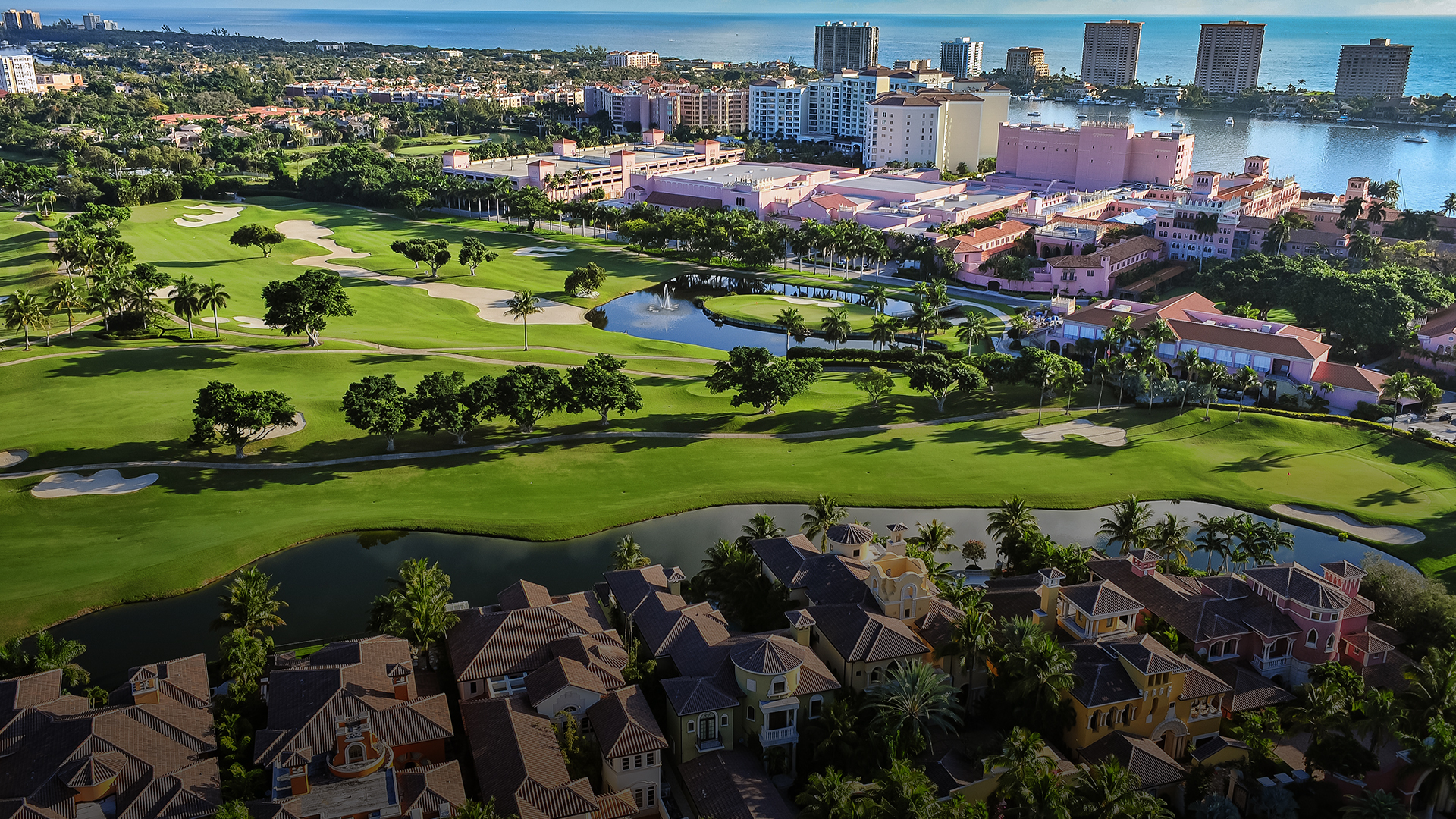 Pola golfowe w Boca Raton na Florydzie. Floryda nieruchomości