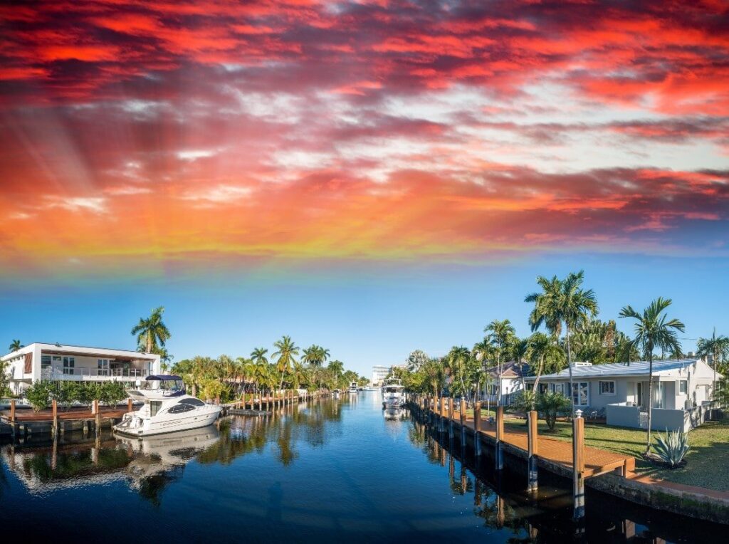 dom nad kanałem na Florydzie