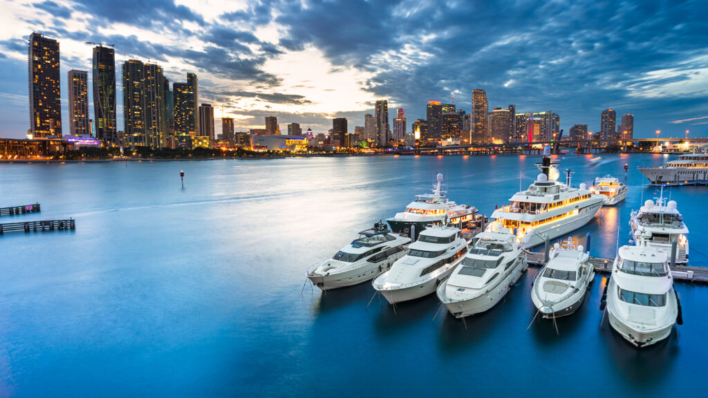 Widok na Miami na Florydzie. Marina i luksusowe jachty w porcie w Miami na Florydzie w USA.